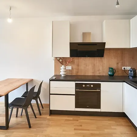 Lora - Ferienwohnung Federspiel